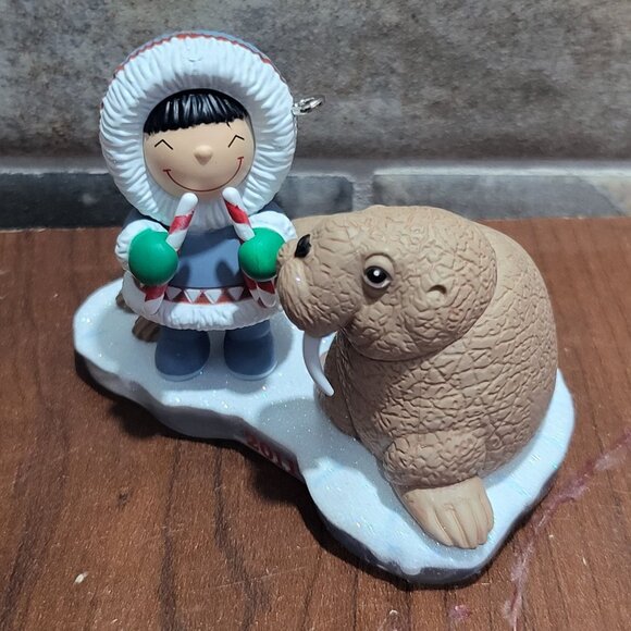 Hallmark Frosty Friends 2011 Eskimo Walrus Christmas Ornament - Picture 11 of 13